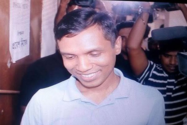 মামলার খোঁজ নিতে চট্টগ্রামের ডিবি কার্যালয়ে বাবুল আক্তার