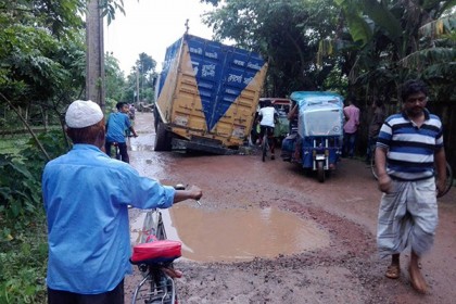 ৪ উপজেলার মানুষের 'অভিশাপ' বরিশাল-লাকুটিয়া-বাবুগঞ্জ সড়ক 

