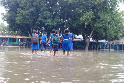 দিনাজপুরে বৃষ্টির পানিতে দুই স্কুল মাঠে বন্যা, দুর্ভোগ চরমে