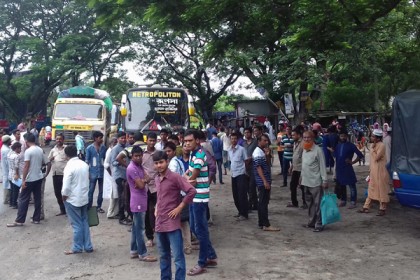 'রাস্তা গড়, জীবন বাঁচাও' শ্লোগানে ইবি শিক্ষার্থীদের মহাসড়ক অবরোধ