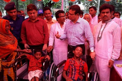 ফুলপুরে গাভী, হুইল চেয়ার ও সাইকেল বিতরণ