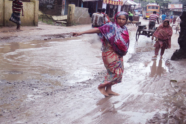 নবাবগঞ্জে প্রধান সড়কের বেহাল দশা