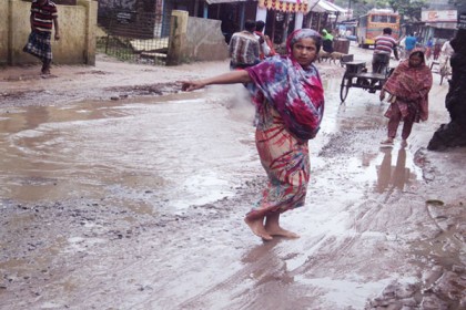 নবাবগঞ্জে প্রধান সড়কের বেহাল দশা