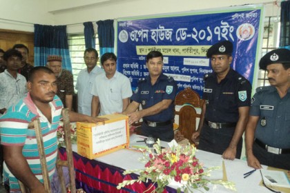 পার্বতীপুরে আত্মসমর্পণকারী ১২ জন পেল সেলাই মেশিন 