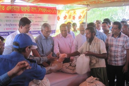 নীলফামারীতে বন্যায় ক্ষতিগ্রস্তদের মাঝে ত্রাণ বিতরণ 