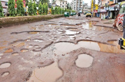 চলাচলের অনুপযোগী চট্টগ্রামের পাঁচ সড়ক 