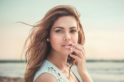 স্বল্পবসনায় এষার পোল ডান্স!