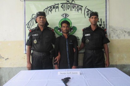 নোয়াখালীতে অস্ত্রসহ একজনকে আটক করেছে র‌্যাব