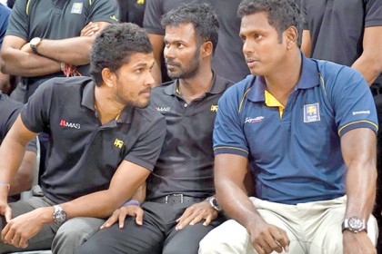 এক ম্যাথুসের পরিবর্তে লঙ্কান দলে দুই অধিনায়ক
