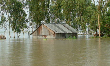 সিরাজগঞ্জে পানিবন্দি মানুষের দুর্ভোগ চরমে