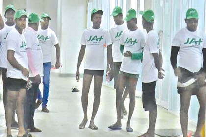 মাঠকর্মীদের ট্রাউজার খুলে নিল লঙ্কান বোর্ড!