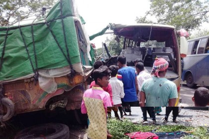 নাটোরে বাস-ট্রাক সংঘর্ষে এক নারী নিহত