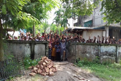 নাটোরের বাগাতিপাড়ায় প্রাচীরের পকেট গেট বন্ধে এলাকাবাসীর বাধা 