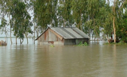 সিরাজগঞ্জে পানিবন্দি মানুষের দুর্ভোগ চরমে