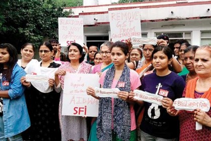 অর্থমন্ত্রীকে ‘স্যানিটারি ন্যাপকিন’ পাঠিয়ে ভারতে নারীদের প্রতিবাদ
