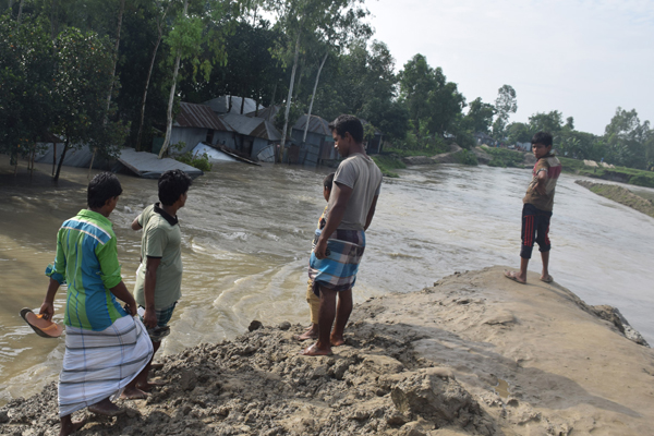 সিরাজগঞ্জে বন্যা নিয়ন্ত্রণ বাঁধে ধস, তিন গ্রাম প্লাবিত 