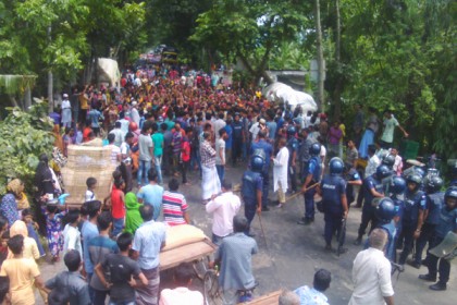 স্পিনিং মিল বন্ধ ঘোষণায় ঢাকা-বরিশাল মহাসড়ক অবরোধ