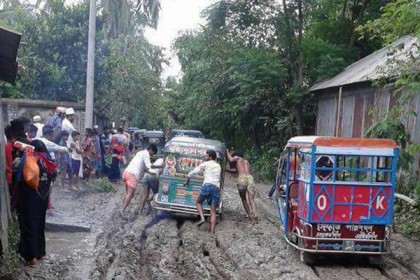 বড়াইগ্রামে ৩ কি.মি. রাস্তার জন্য ৩০ হাজার মানুষের দুর্ভোগ 