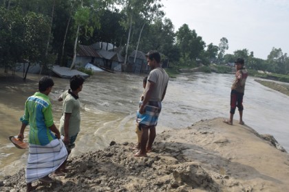 সিরাজগঞ্জে বন্যা নিয়ন্ত্রণ বাঁধে ধস, তিন গ্রাম প্লাবিত 