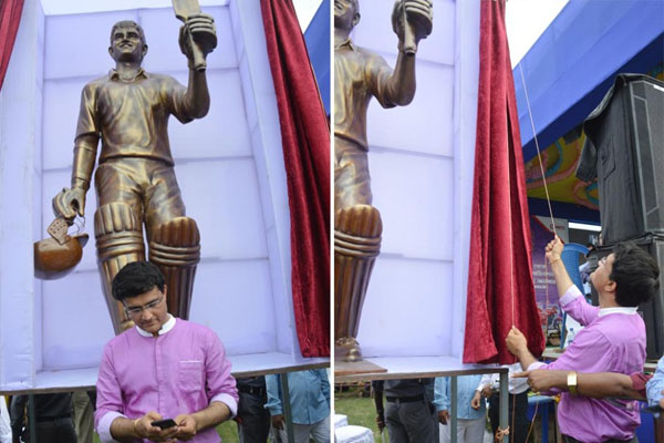 
বিতর্কের মধ্যেই সৌরভের মূর্তি উন্মোচন! 