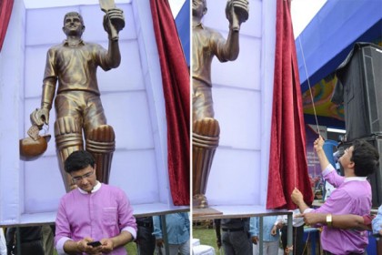 
বিতর্কের মধ্যেই সৌরভের মূর্তি উন্মোচন! 