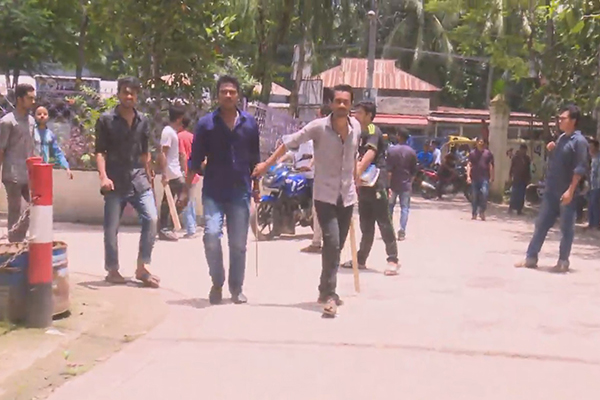 ছাত্রী উত্যক্তের জেরে বরিশালে বিএম কলেজে ছাত্রলীগের দু'পক্ষের সংঘর্ষ 