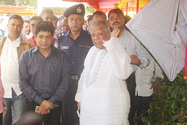 পুষ্টিহীনতা দূর করতে বেশি করে ফলজ গাছ লাগাতে হবে: শিল্পমন্ত্রী
