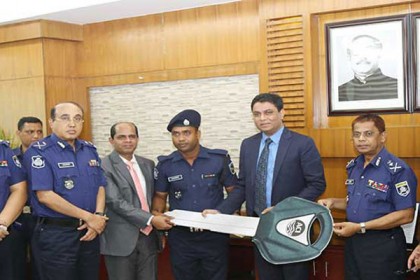 এক লাখ টাকা ও মোটরসাইকেল পুরস্কার পেলেন সেই পারভেজ