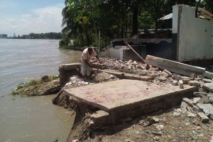 মুন্সীগঞ্জে পদ্মায় বিলীন ২০টি বাড়ি-ঘর
