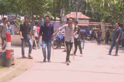 ছাত্রী উত্যক্তের জেরে বরিশালে বিএম কলেজে ছাত্রলীগের দু'পক্ষের সংঘর্ষ 