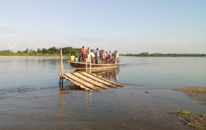 আত্রাই নদী ; বর্ষায় নৌকা আর শুষ্ক মৌসুমে বাশেঁর সাঁকোই ভরসা