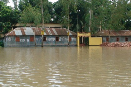 পানি কমলেও সিরাজগঞ্জের বন্যা পরিস্থিতি অপরিবর্তিত
