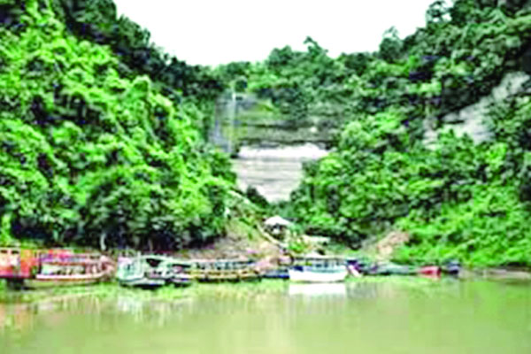 পর্যটক আসছেন না সুবলং ঝরনায়
