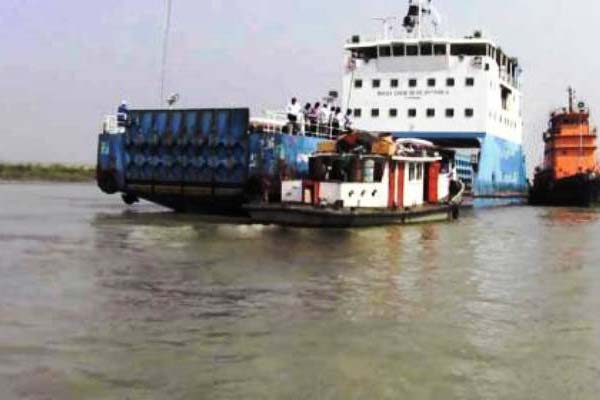 তীব্র স্রোতে কাঁঠালবাড়ি-শিমুলিয়া নৌরুটে ফেরি চলাচল ব্যাহত 