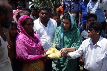 জামালপুরে বন্যা দুর্গতদের মাঝে এমপি বেবীর ত্রাণ বিতরণ
