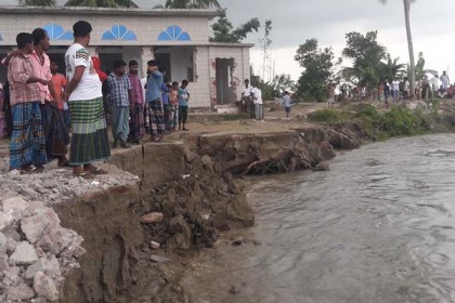 নদী ভাঙ্গনে আশ্রয়ের সন্ধানে ছুটছে ক্ষতিগ্রস্তরা