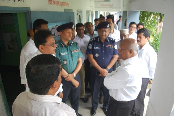 বরিশালে স্কুলের অব্যবস্থাপনায় ক্ষুব্ধ দুদক চেয়ারম্যান