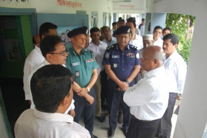 বরিশালে স্কুলের অব্যবস্থাপনায় ক্ষুব্ধ দুদক চেয়ারম্যান