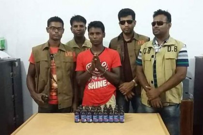 নওগাঁয় ২৫ বোতল ভারতীয় ফেনসিডিলসহ আটক ১