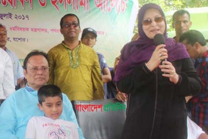 স্বামীর জন্য নৌকায় ভোট চাইলেন শাবানা
