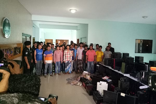 
নারায়ণগঞ্জে বিপুল পরিমাণ সিডিসহ পাইরেসি চক্রের ১৮ সদস্য আটক

