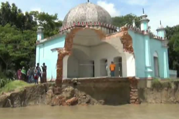 মাদারীপুরে নদীর পানি কমলেও বেড়েছে নদী ভাঙন