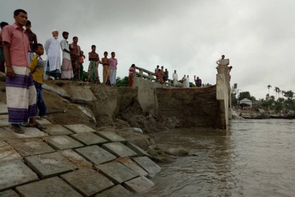 চৌহালী নদী তীর সংরক্ষণ 
বাঁধের সংযোগ সড়কে ধস