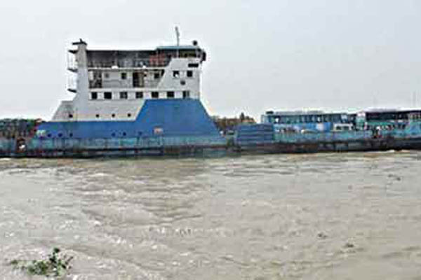 তীব্র স্রোতে ফেরি চলাচলে বাধা