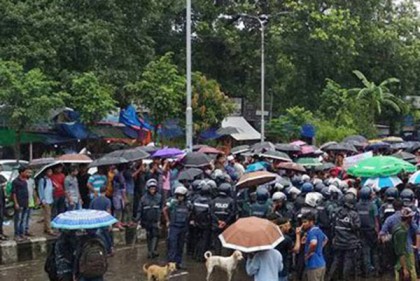 শাহবাগে শিক্ষার্থী-পুলিশ সংঘর্ষ, আহত ৩