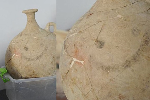 বিশ্বের সবচেয়ে পুরানো ইমোজির সন্ধান!