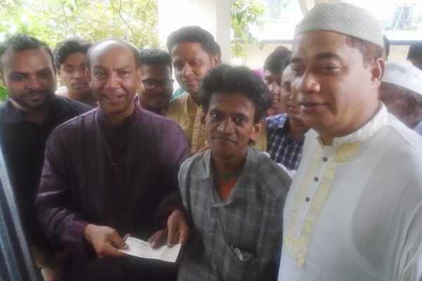সোনাইমুড়ীতে অসহায়-দুস্থদের মাঝে চেক বিতরণ