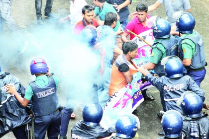 শাহবাগে শিক্ষার্থীদের বিক্ষোভ; ১২০০ জনের বিরুদ্ধে পুলিশের মামলা