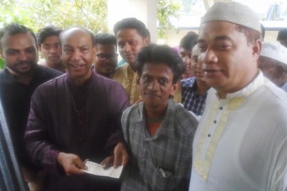 সোনাইমুড়ীতে অসহায়-দুস্থদের মাঝে চেক বিতরণ