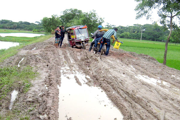 কলাপাড়ার মরণফাঁদ লোন্দা-নোমরহাট-কালুমিয়ার বাজার সড়ক